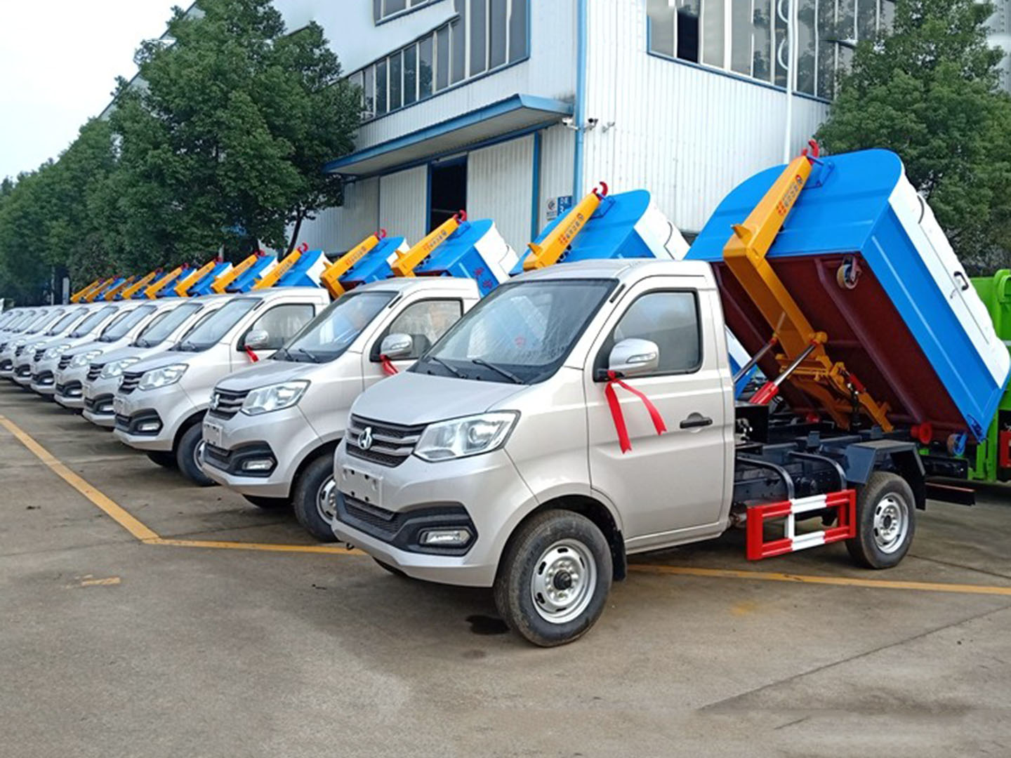 程力集團國六長安勾臂垃圾車批量發車